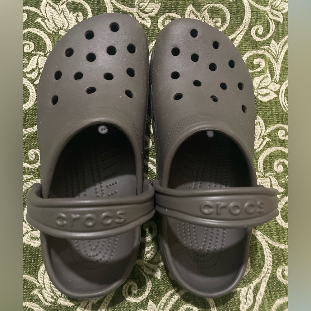 Classic crocs
Chocolate color 
VGUC 
Size 7 men
Size 9 women - Picture 4 of 6